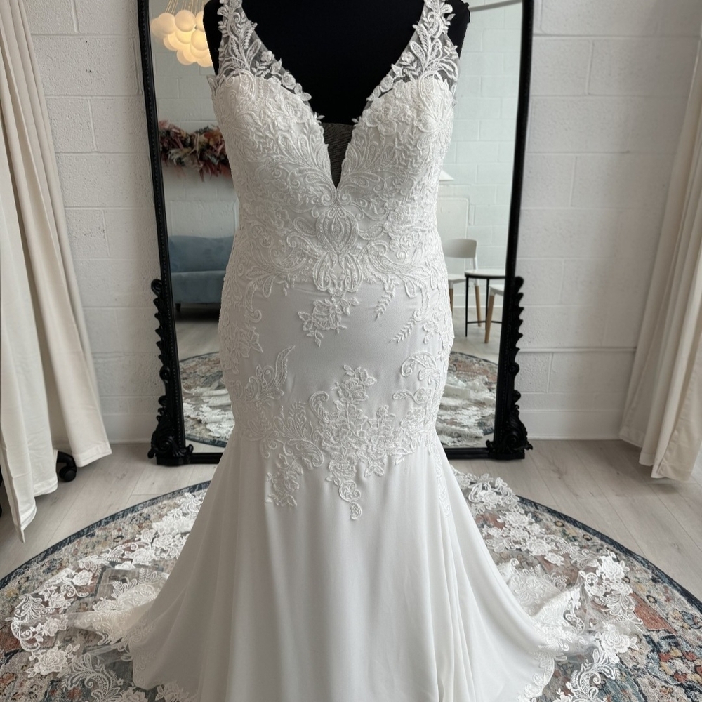 NEVER WORN Elegant Ivory Lace Wedding Dress